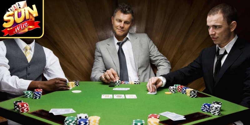 Cách Đọc Bài Đối Thủ Trong Poker Và Phân Tích Hành Vi 2 Cách đọc bài đối thủ trong Poker với ánh mắt theo dõi chip